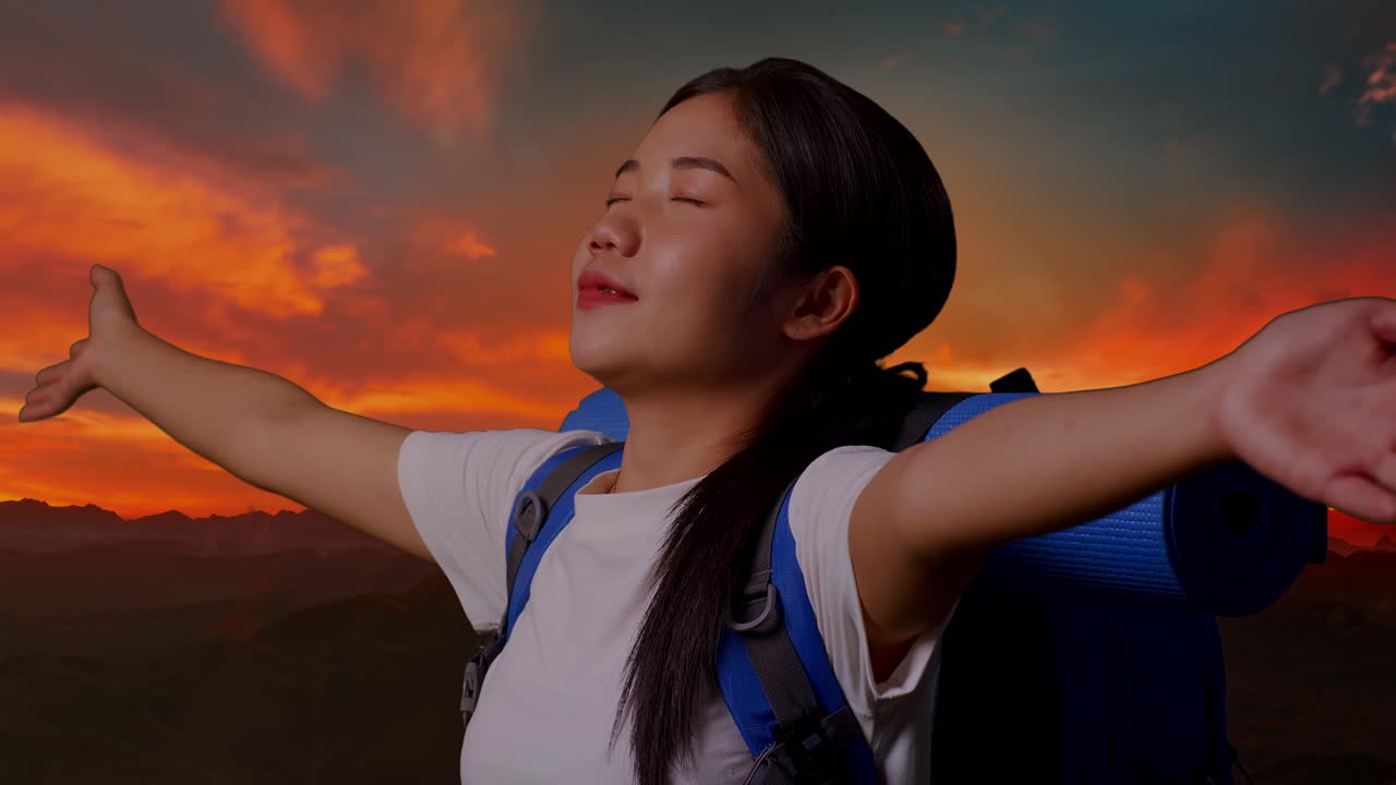 해가 지면 산책 하는 여자