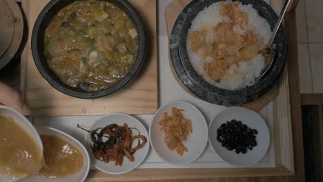 레스토랑에서 한국식 저녁을 먹는 것