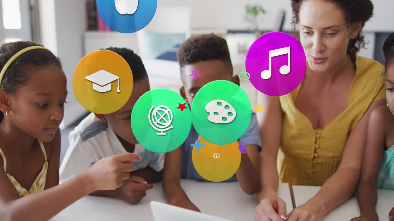 animación de iconos escolares sobre feliz maestra diversa y alumnos que usan computadora portátil en clase