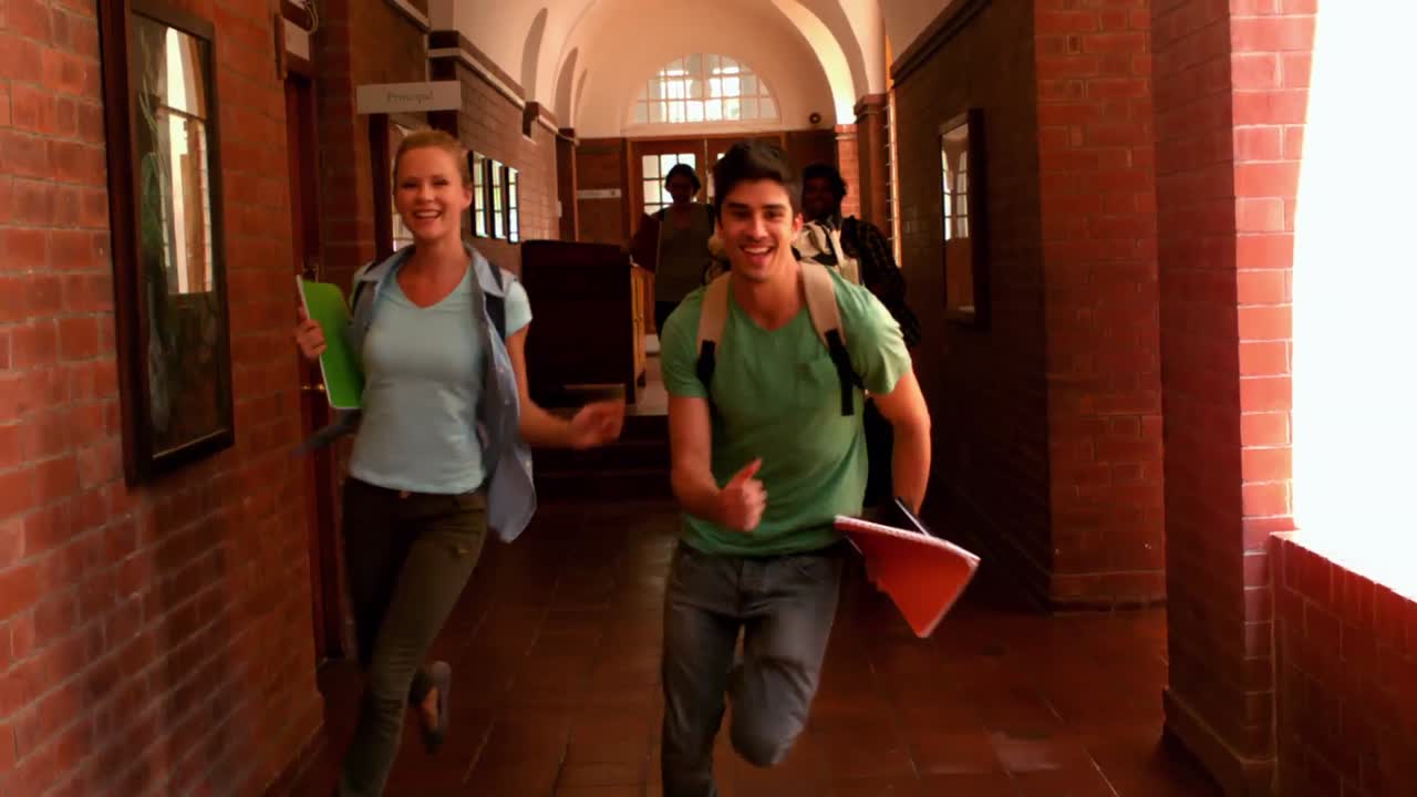 행복 한 학생 들 이 복도 를 통해 달리고 있다