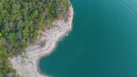 Toma-De-Arriba-Hacia-Abajo-Con-Drones-De-Los-Acantilados-Que-Bordean-El-Lago-Travis-En-Austin,-Texas