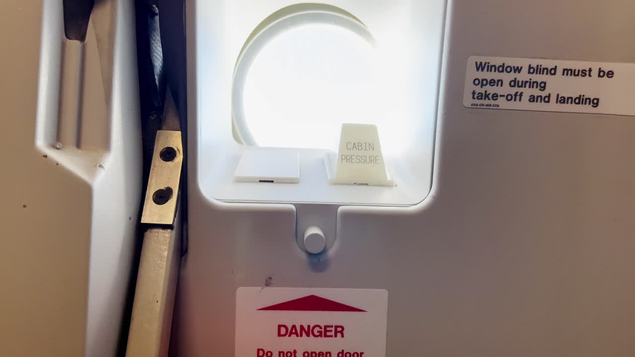 에어버스 비행기는 문을 닫고 착륙 후 들어 올릴 준비가 된 빨간색 레버