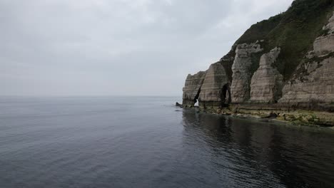 drone vista aérea de los acantilados del mar devon