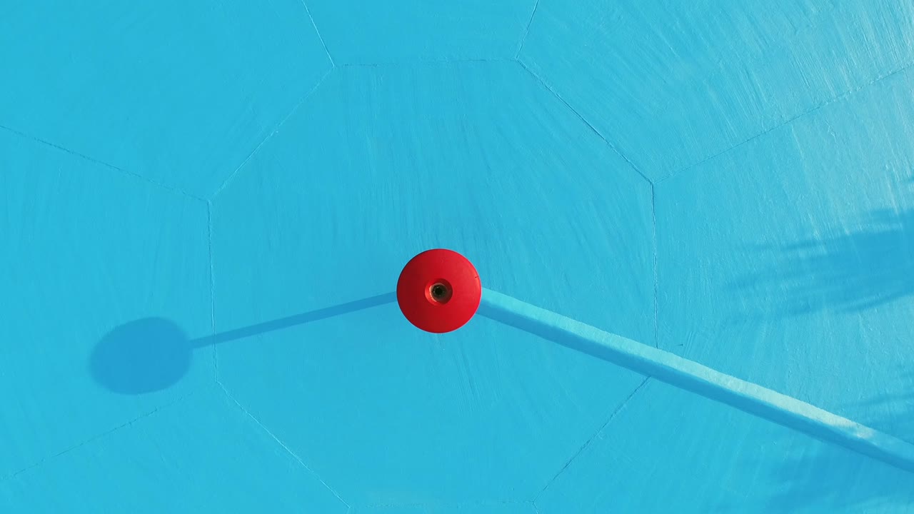 vista aérea de una piscina vacía con fondo azul.