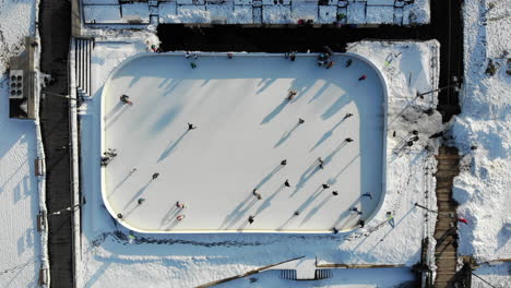 Pista-De-Hielo-Con-Grupo-De-Patinaje-De-Personas