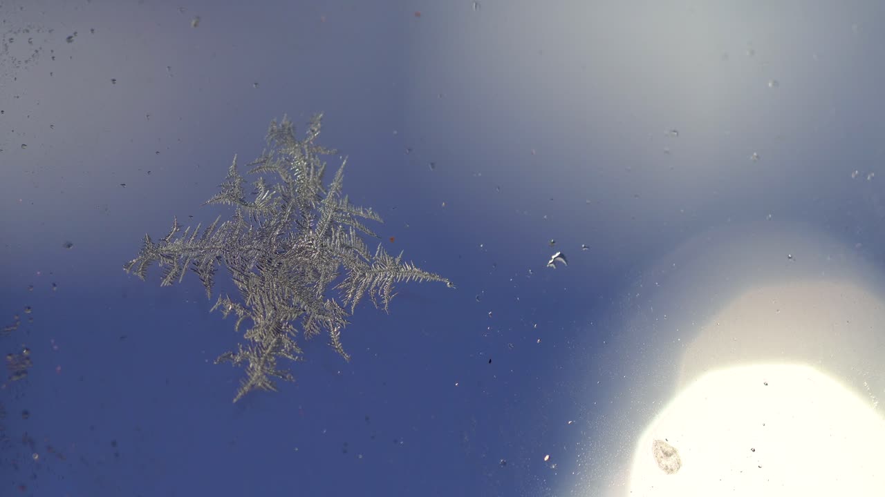 아름다운 모양의 창 서리. 매크로, 랙 포커스