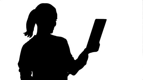 silueta mujer de negocios positiva está hablando en skype con socios en la tableta