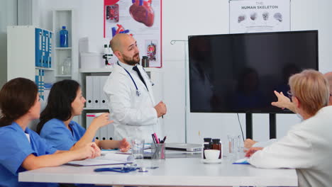médico experimentado analizando el resultado de una imagen digital de rayos x con un equipo médico