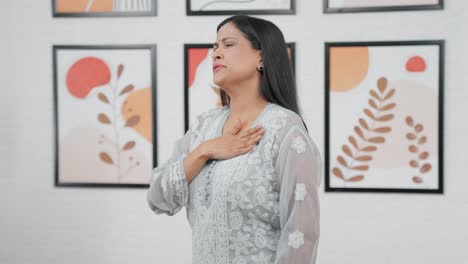 madre india con dolor de espalda