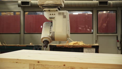 máquina de enrutador cnc trabajando en una tabla de madera