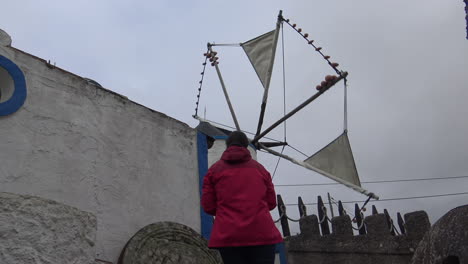 un viejo molino de viento azul y blanco