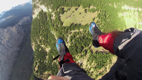 Mit-Blick-Auf-Höhen-Angst-Vor-Der-Eroberung-Gleitschirmfliegen-In-Den-Schweizer-Alpen