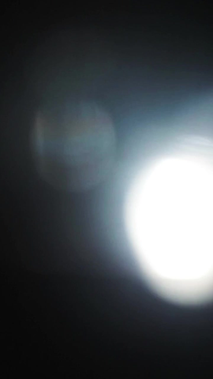 Transizione Astratta con Bagliore di Luce su Sfondo Nero