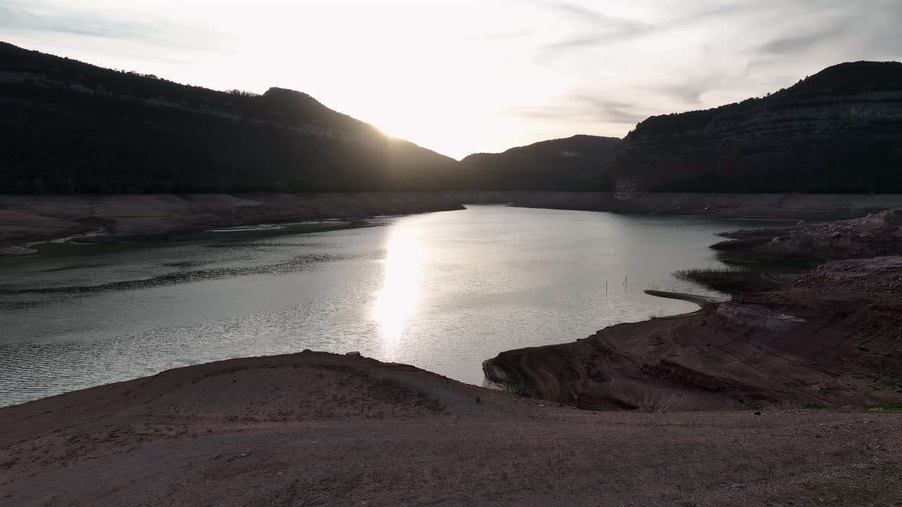 스페인의 카탈로니아의 해가 지는 사우의 습지