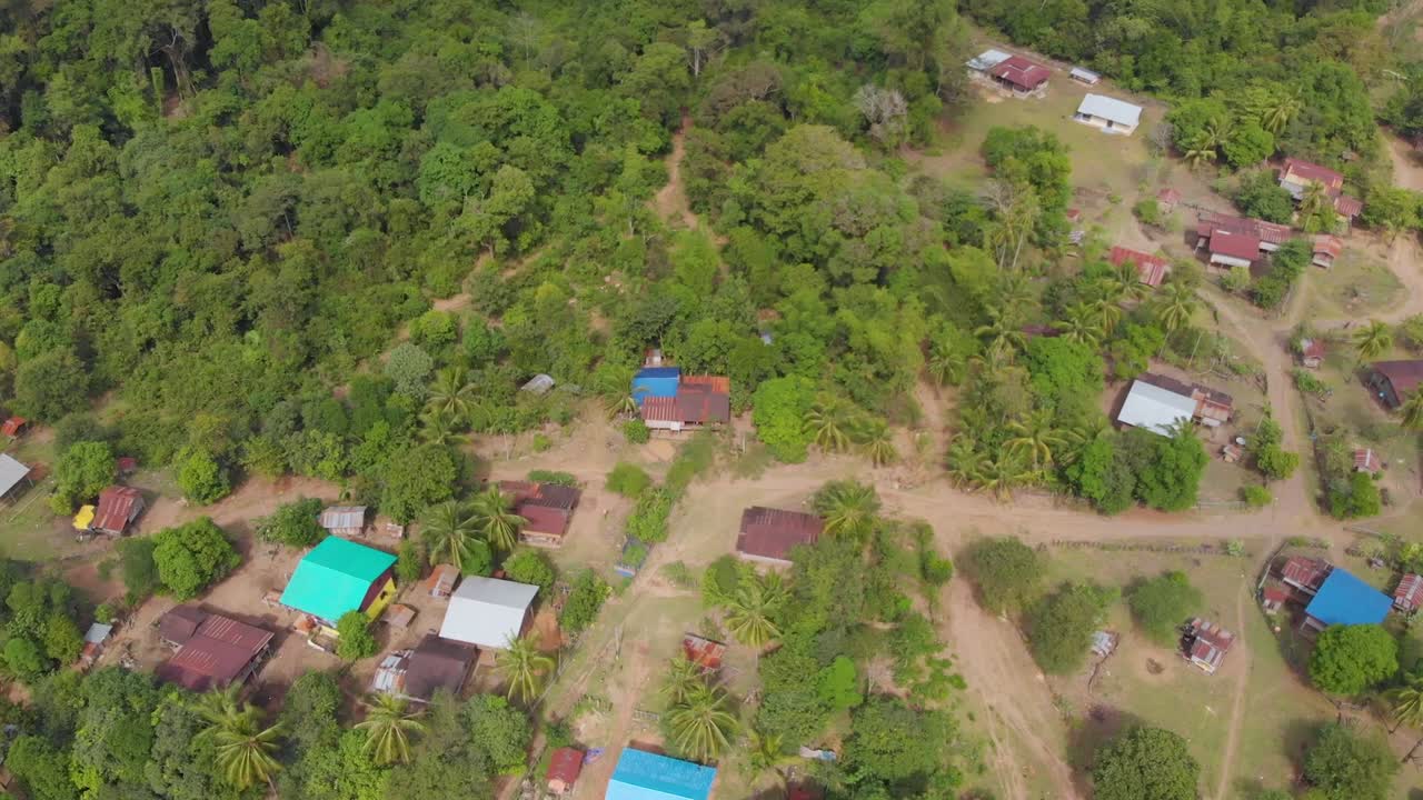 Landskab i det nordlige Laos omgivet af bjerge på en solrig morgen i Ban That Hium Viangthong, Laos.