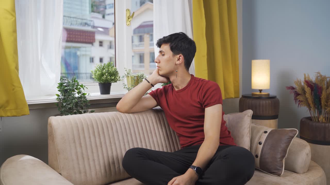 카메라에 부정적으로 보이는 남자. 부정적으로 보이는 남자.