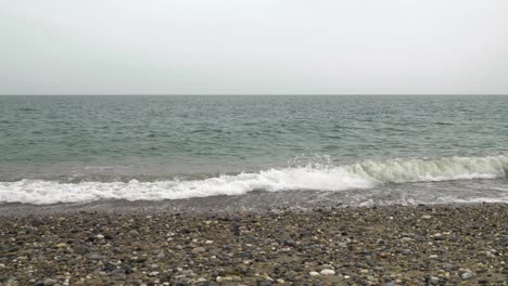 Olas-Lentas-En-Irlanda-En-Un-Día-Nublado