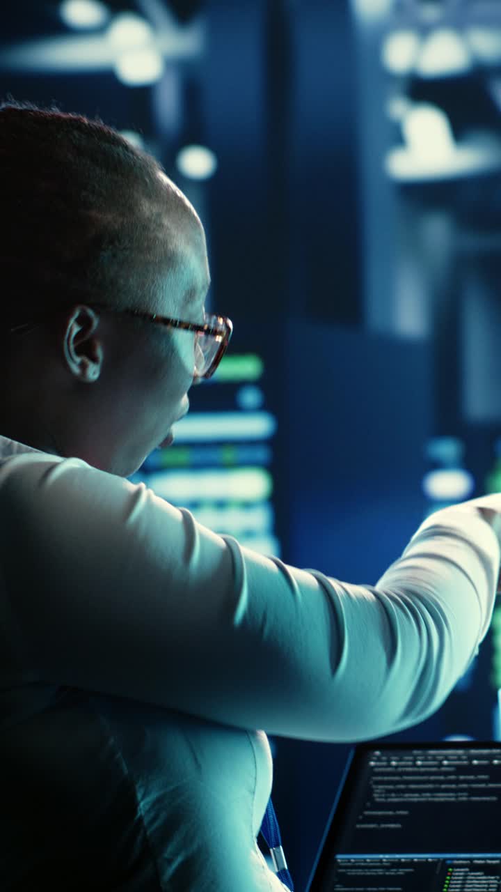 Vertikal video Kolleger, der koder i datacenter