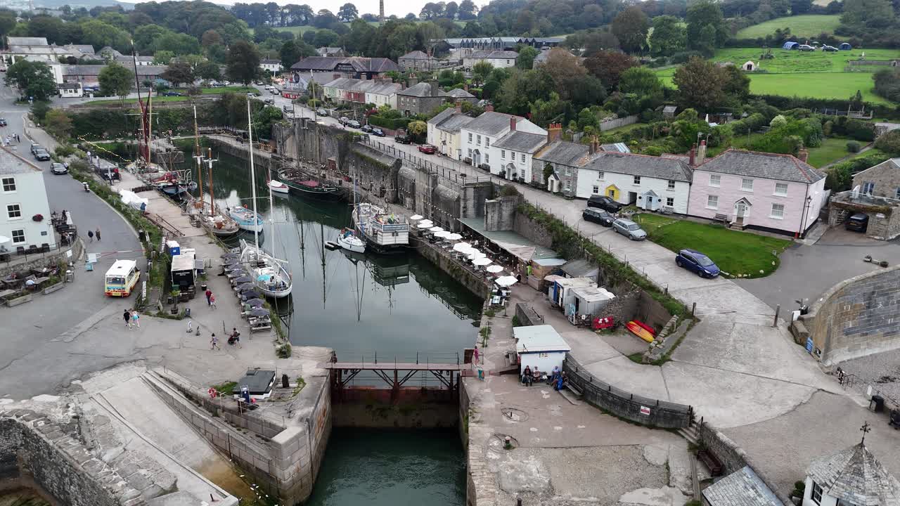 el pintoresco puerto de charlestown, cornualles, reino unido drone, aéreo