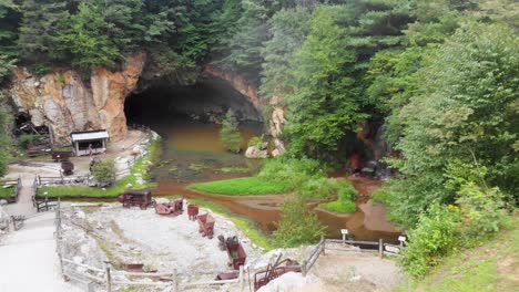 4K-Drohnenvideo-Von-Höhle-Und-Wasserfall-Im-Smaragddorf-In-Der-Nähe-Der-Kleinen-Schweiz,-NC-Am-Sommertag-5