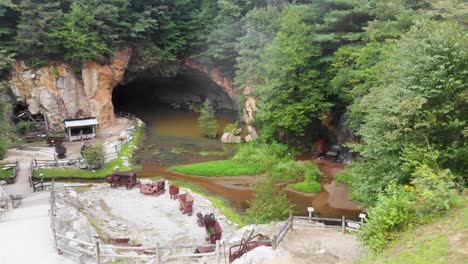video de dron de 4k de cueva y cascada en emerald village cerca de little switzerland, nc en el día de verano-5