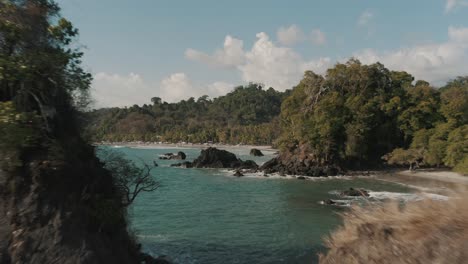 Aéreo,-Drone-Volando-A-Través-De-Las-Rocas-En-El-Océano-De-Costa-Rica