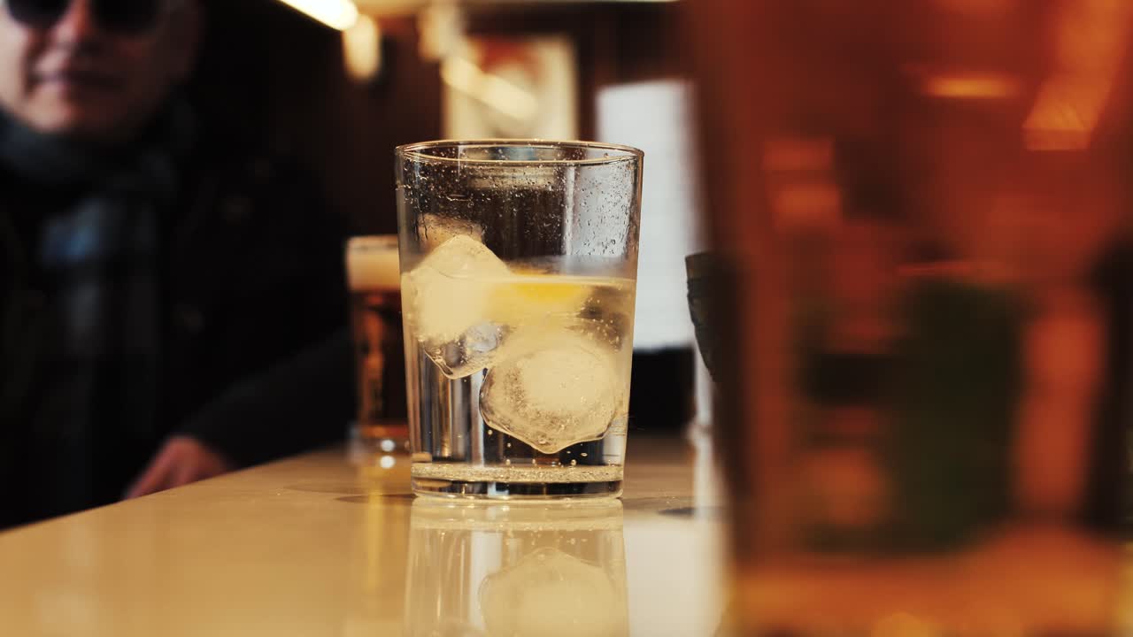 persona tomando una bebida en un bar-soda-cerveza