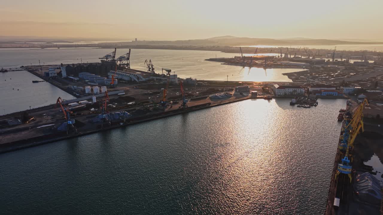 Fuel tanks and port infrastructure