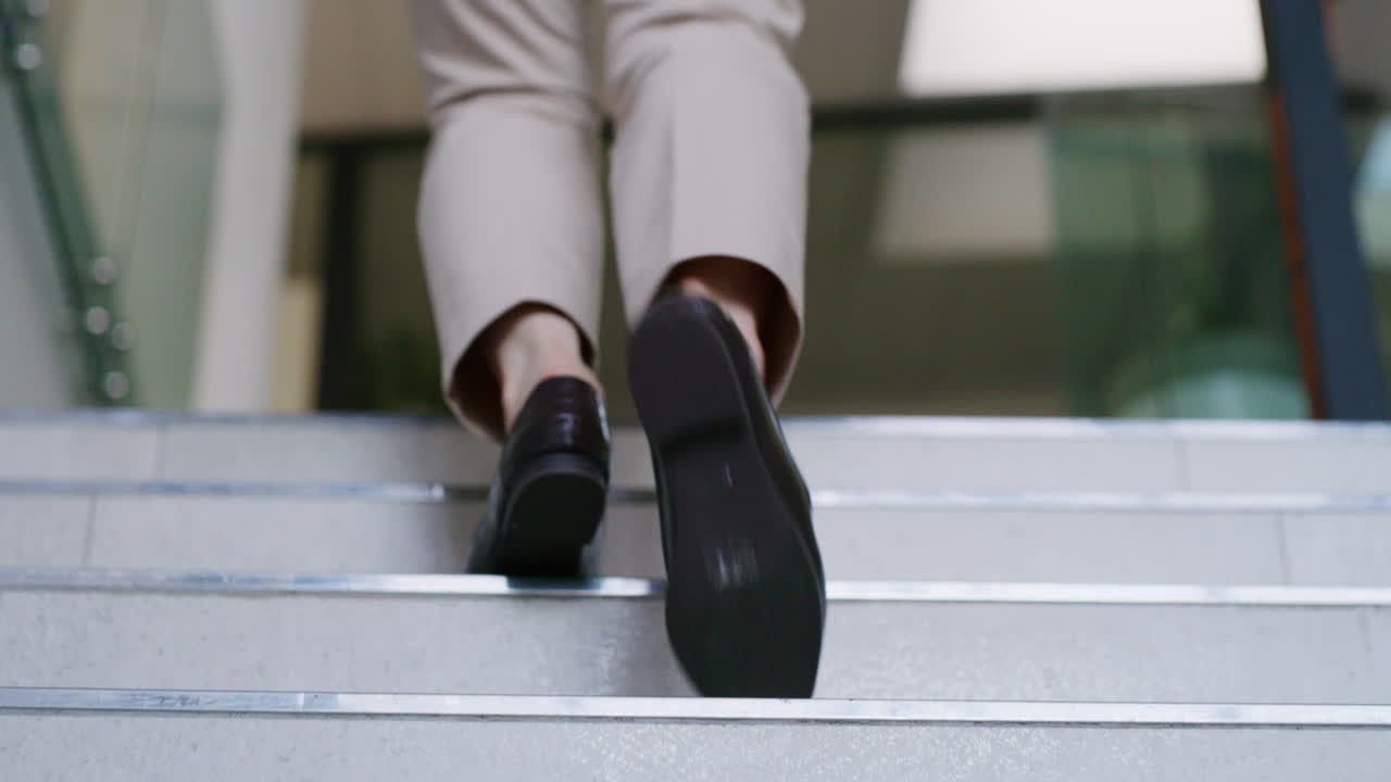 persona subiendo las escaleras