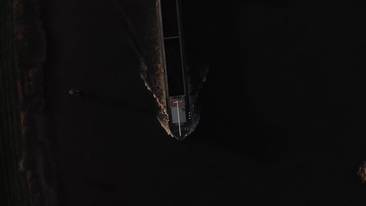 ijssel 강 물에 주름진 흔적을 남기는 화물선의 그래픽 추상 미니멀리스트 하향식 회전 조감도