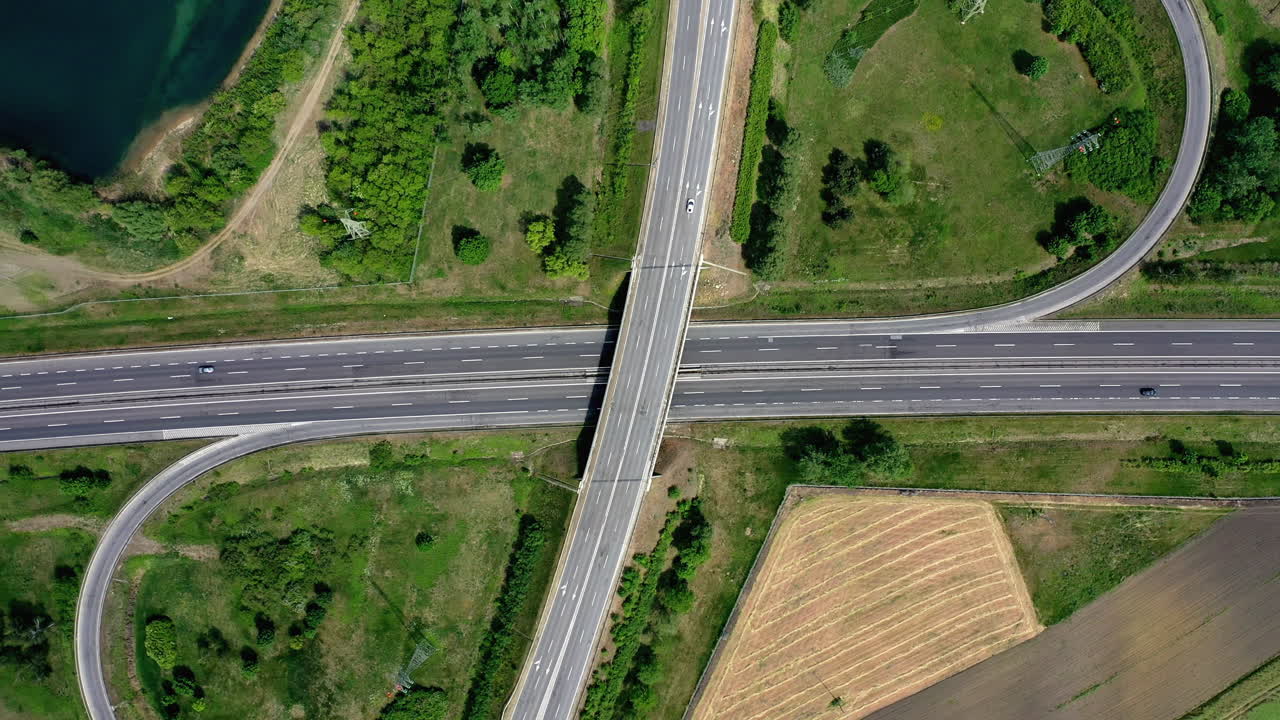 아름다운 풍경을 가로지르는 고속도로. 헝가리에서