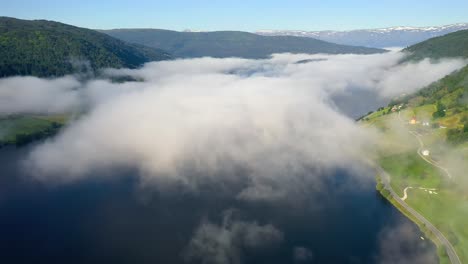 Luftaufnahmen-Schöne-Natur-Norwegen-über-Den-Wolken.