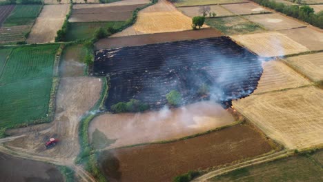 Luftaufnahme-Einer-Drohne-über-Der-Stoppelverbrennung-Von-Resten-Der-Weizenernte,-Die-In-Nordindien-Smog-Und-Starke-Luftverschmutzung-Verursacht