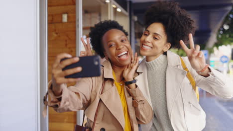 mujer negra, amigos y selfie en la ciudad