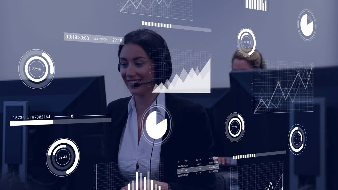 Con grafici di dati fluttuanti, un operatore di call center parla al microfono della cuffia, digita e gestisce le chiamate.