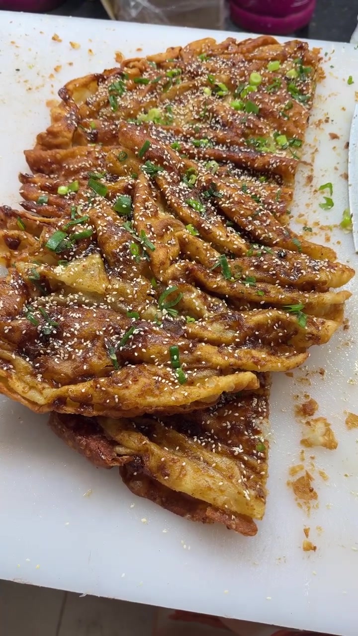 Ravioli Fritti Croccanti Guarniti con Semi di Sesamo e Cipollina