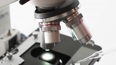 vídeo de primer plano del microscopio de laboratorio con espacio de copia en fondo blanco