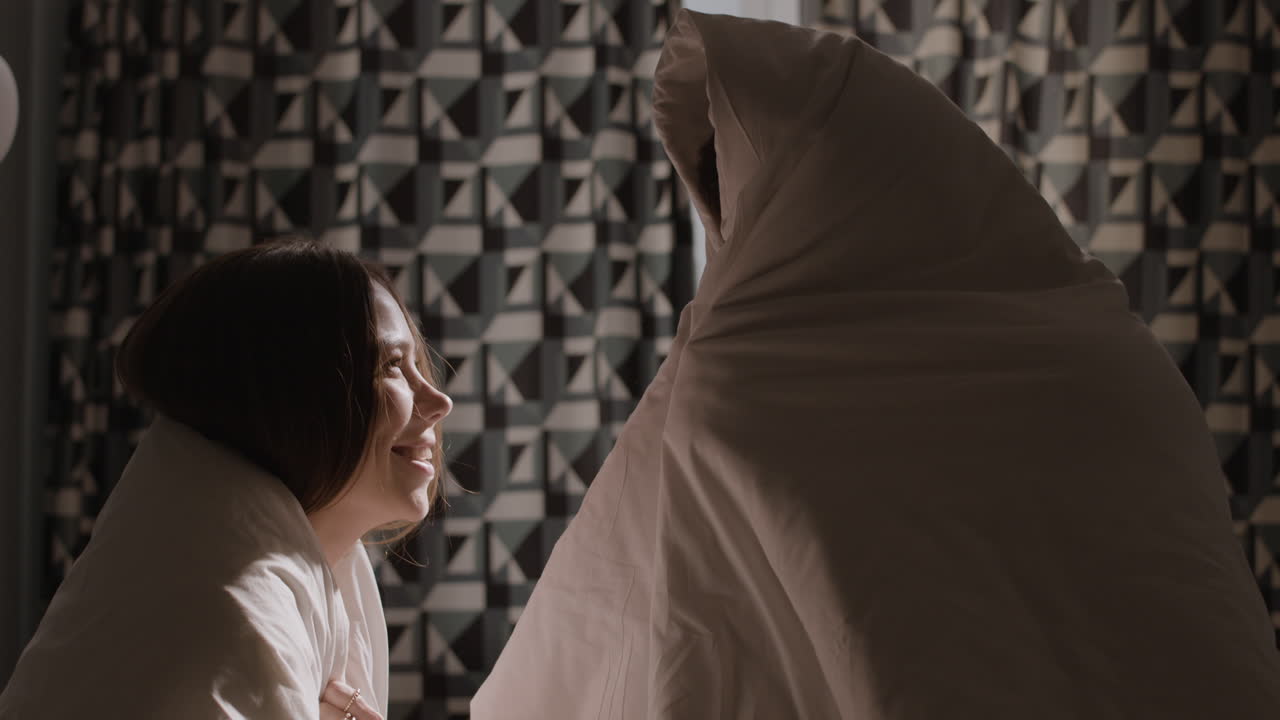 침대에서 놀고 있는 커플