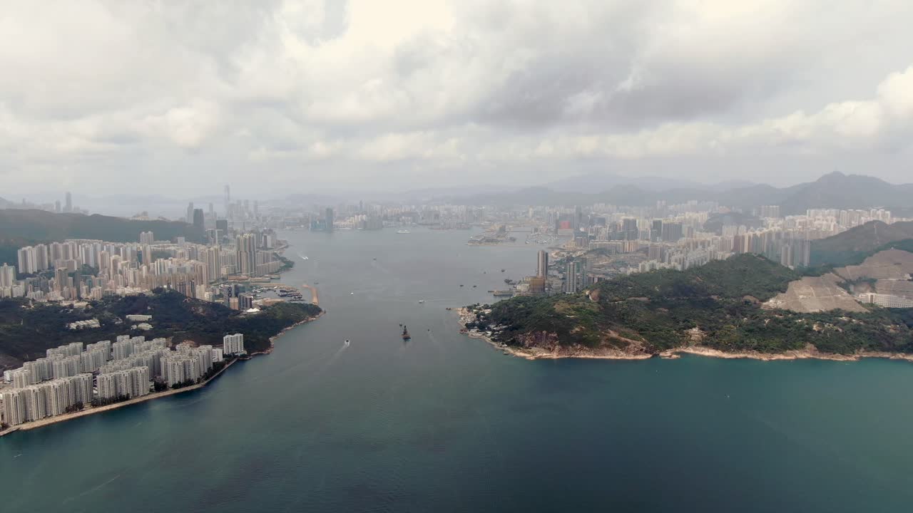 toma aérea del horizonte de la bahía de hong kong en un día nublado