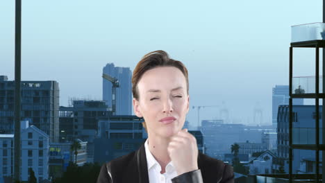 고층 건물의 공중 풍경에 대비하여 사려 깊은 백인 사업가 여성의 복합 풍경