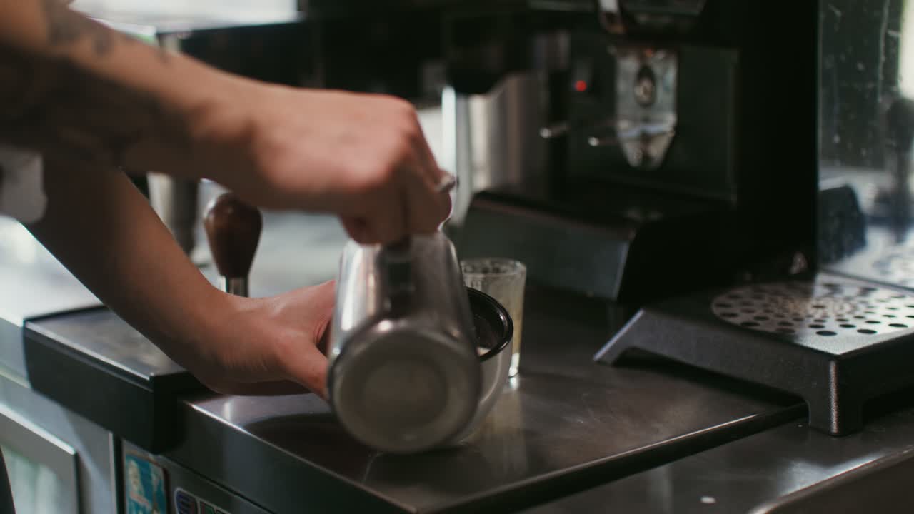 barista haciendo latte