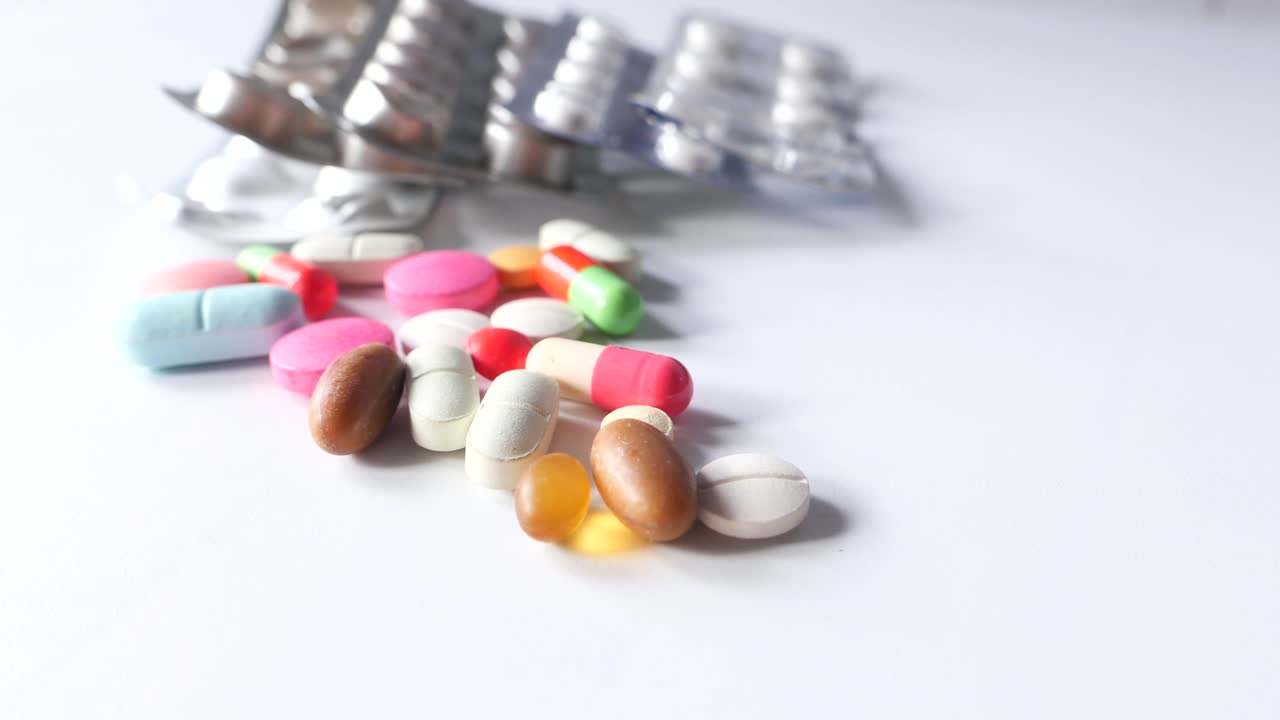 색 바탕에 다양한 약과 태블릿