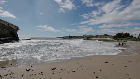 Beach-with-people-walking-in-Santa-Cruz,-California