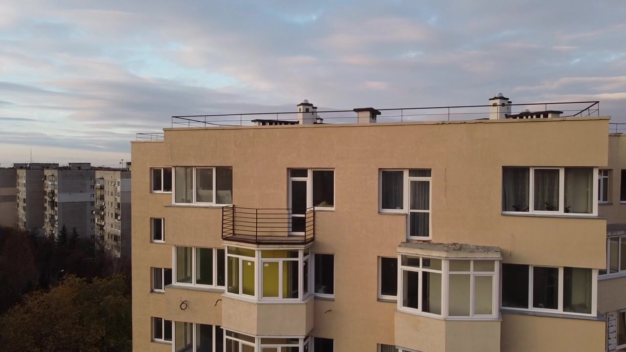 Vista aerea di un drone che vola sopra gli edifici, riprese di tetti e architettura
