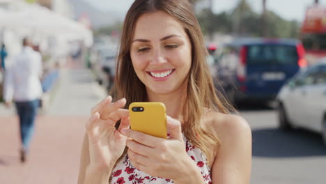 Summer-tourist,-woman-texting-on-street