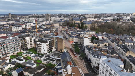 En-Medio-Del-Cielo-Nublado,-La-Perspectiva-Aérea-De-Le-Mans-Revela-Una-Ciudad-De-Intemporalidad.