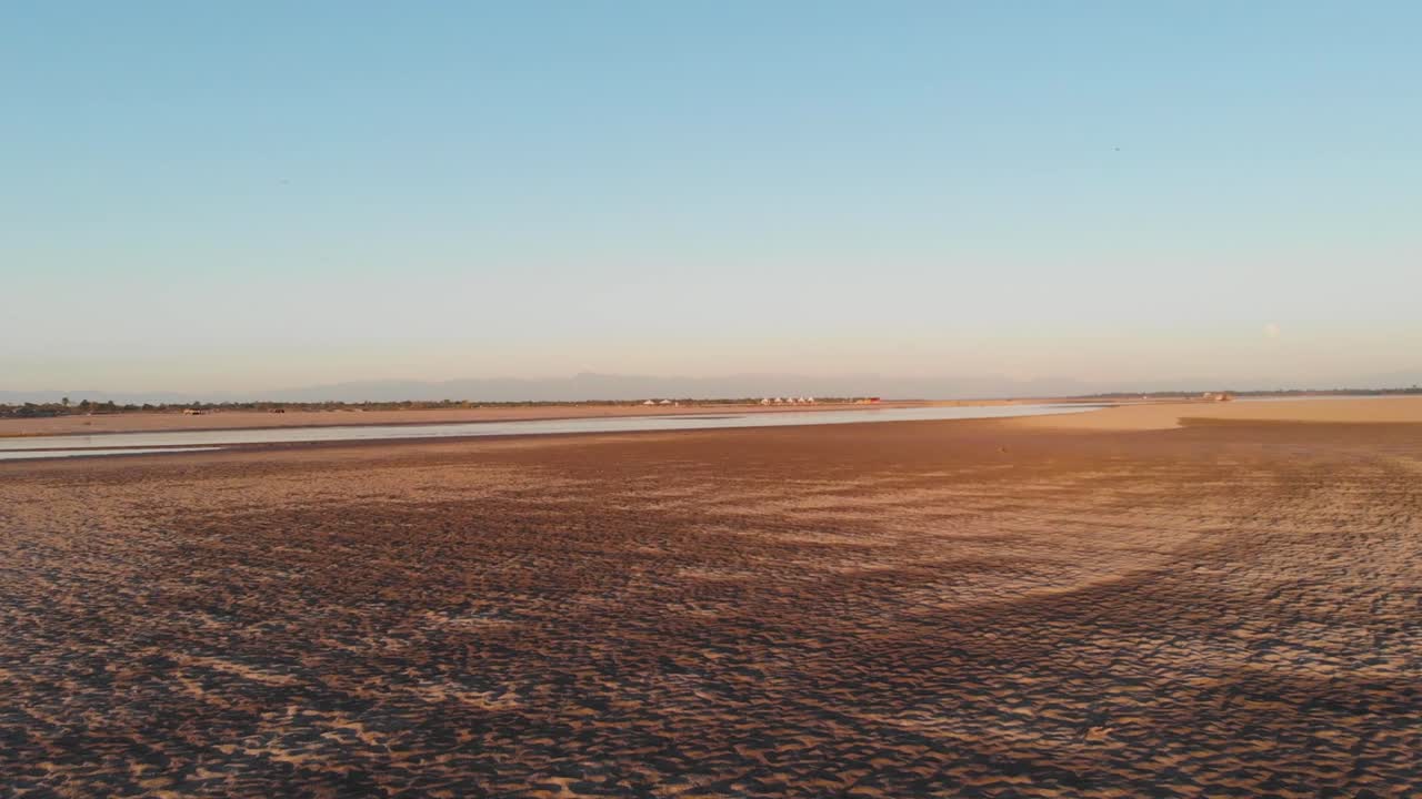toma aérea de 4k baja al suelo del río brahmaputra con las montañas del himalaya en el fondo