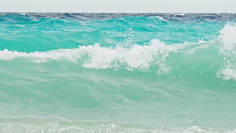 暴風雨的波浪吞噬了加勒比海島的海岸附近的小藍色浮标 藍色<unk>色海