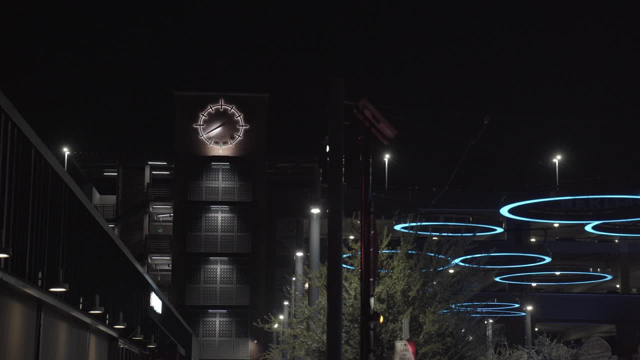 아메리칸 시티 다운타운 의 시계 타워 벽돌 건물