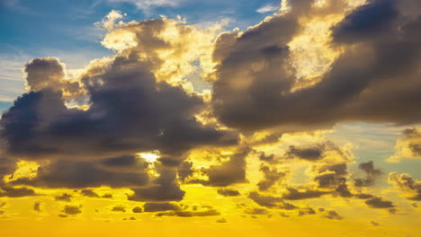 Goldene-Wolken-Ziehen-Während-Eines-Pulsierenden-Sonnenuntergangs-In-Einer-Zeitrafferaufnahme-über-Den-Himmel